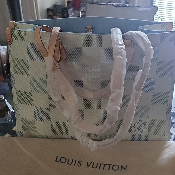 Designer bag gorgeous large tote and shoulder dust cover ✨️ ♥️sold out last one - Picture 3 of 7